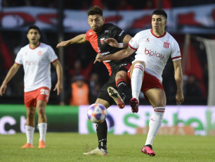 Santa Fe, Argentina.- En las fotos tomadas el 13 de junio del 2023, durante el partido entre Colón y Estudiantes en un partido de la jornada 20 de la Liga Profesional Argentina, en el Estadio Brigadier Gral. Estanislao López. Colón venció por 1-0 a Estudiantes como local, con gol de Facundo Garcés, a los 34 minutos. En la próxima fecha, Estudiantes se medirá con San Lorenzo, mientras que Colón tendrá como rival a Rosario Central.