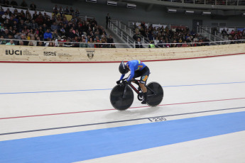 San Juan, Argentina.- En las fotos tomadas el 15 de junio del 2023, deportistas compiten en el Panamericano de Ciclismo en Pista en el nuevo Velódromo Vicente Alejo Chancay, de Pocito, que fue habilitado para el desarrollo de la competencia en la que participan 190 corredores de 19 países. 6.000 aficionados presencian las competencias femeninas y masculinas que se desarrollan sobre su pista de madera.