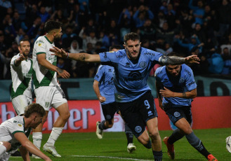 Córdoba, Argentina.- En las fotos tomadas el 26 de junio del 2023, durante el partido entre Belgrano y Banfield por la fecha 21 del torneo 2023 de la Liga Profesional 2023 en el Estadio El Gigante de Alberdi. Belgrano le ganó 3-1 a Banfield. La figura del partido fue el goleador del Pirata, Pablo Vegetti, que convirtió por duplicado y es el máximo artillero del campeonato. Franco Jara anotó el tercero para los locales, que ya son séptimos en el certamen.