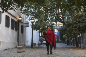 Buenos Aires, Argentina.- En las fotos tomadas el 13 de junio del 2023, muestra las calles de Buenos Aires en medio de la ola de frío que atraviesa el país. El Servicio Meteorológico Nacional (SMN) emitió alertas amarillas por frío extremo para la Ciudad de Buenos Aires y 16 provincias. Después de un comienzo de semana marcado por la ola polar que afecta a la mitad del país, más de 30 localidades amanecieron este martes con temperaturas bajo cero.