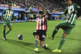 La Plata, Argentina.- In the photos taken on June 28, 2023, during the match between Estudiantes and Oriente Petrolero in the closing of group C of the Copa Sudamericana at the Jorge Luis Hirschi Stadium. Estudiantes thrashed Oriente Petrolero 4-0 but finished second in Group C, which led them to the playoffs that they will have to play with a third party from Libertadores to qualify for the round of 16.