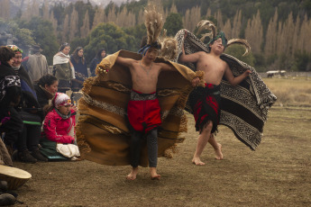 Rio Negro, Argentina.- En las fotos tomadas el 20 de junio del 2023, comunidades Mapuche, celebraron el Wiñoy Tripantu (año nuevo) en el solsticio de invierno. Para los pueblos indígenas de América del Sur el solsticio de invierno representa la llegada de un nuevo ciclo de vida de la Madre Tierra. Según sostienen en sus creencias, la luz solar tendrá una duración de aproximadamente nueve horas, por lo que el día más corto del año y, por lo tanto, la noche más larga da comienzo a un nuevo ciclo de la naturaleza y al inicio del invierno.