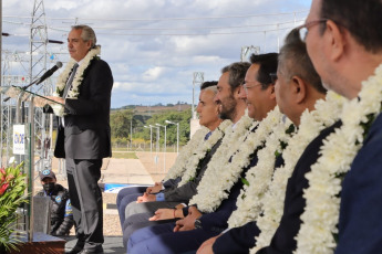 Yacuiba, Bolivia.- En las fotos tomadas el 1 de junio del 2023, el Presidente de Bolivia, Luis Arce, se reunió con su homólogo de Argentina, Alberto Fernández (frente), para realizar la entrega del electroducto Juana Azurduy de Padilla, el primer proyecto eléctrico entre ambos países. La planta contiene dos subestaciones: una en la localidad de Yaguacua, Bolivia, y otra en la ciudad de Tartagal, Argentina y fue impulsada a partir del Memorándum de Entendimiento para el Intercambio de Energía Eléctrica entre Argentina y Bolivia, con una potencia de 132 kilovatios y 110 kilómetros de longitud.