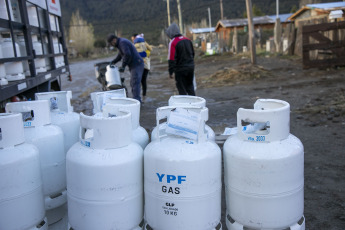 Rio Negro, Argentina.- In the photos taken on June 21, 2023, authorities distribute gas cylinders, as part of the 'Plan Calor Gas' for those most vulnerable sectors that live in the coldest areas of the province from Rio Negro and who do not have access to natural gas. The National Meteorological Service (SMN) issued a series of warnings for significant snowfall that may affect the provinces of La Rioja, San Juan and Catamarca. Meanwhile, in the center and west of Chubut, the yellow alert is maintained due to extreme temperatures due to cold.