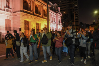 Jujuy, Argentina.- En las fotos tomadas el 25 de junio del 2023, docentes autoconvocados de Jujuy se manifestaron en contra de la decisión de levantar el paro, en reclamo de salarios dignos, contra la reforma constitucional, y exigieron la realización de una nueva asamblea que garantice una participación más amplia. La semana pasada, tras la violenta represión policial en la provincia durante una protesta contra la reforma constitucional, que causó más de 170 heridos y 68 detenidos, las autoridades del Gobierno buscaron avanzaron con "una mejora salarial" a fin de que los docentes retornen a las clases.