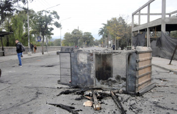 Jujuy, Argentina.- En las fotos tomadas el 20 de junio del 2023, varias decenas de personas resultaron heridas, una de ellas de gravedad, en fuertes enfrentamientos entre manifestantes y policías en Jujuy, en el noroeste de Argentina. Los altercados se dieron mientras la legislatura provincial instauraba una nueva Constitución que penaliza algunas formas de protesta.