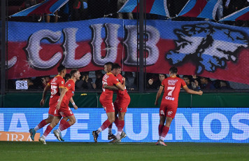 Sarandí, Argentina.- En las fotos tomadas el 1 de junio del 2023, durante el partido entre Arsenal y Boca en la jornada 19 de la Liga Profesional Argentina en el Estadio Julio Humberto Grondona. Arsenal venció por 1-0 a Boca como local. El gol fue marcado por Joaquin Pombo, a los 25 minutos. En la próxima fecha, Boca se medirá con Lanús, mientras que Arsenal tendrá como rival a Talleres.