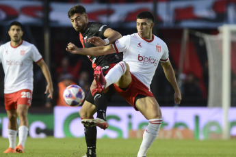 Santa Fe, Argentina.- En las fotos tomadas el 13 de junio del 2023, durante el partido entre Colón y Estudiantes en un partido de la jornada 20 de la Liga Profesional Argentina, en el Estadio Brigadier Gral. Estanislao López. Colón venció por 1-0 a Estudiantes como local, con gol de Facundo Garcés, a los 34 minutos. En la próxima fecha, Estudiantes se medirá con San Lorenzo, mientras que Colón tendrá como rival a Rosario Central.