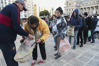 Buenos Aires, Argentina.- In the photos taken on June 14, 2023, social organizations deliver food in front of the Buenos Aires Congress, in the midst of the economic situation that the country is going through. Argentina recorded a 7.8% increase in consumer prices in May, which brings 12-month inflation to 114.2%, the official statistics institute Indec reported. So far this year, inflation is 42.2%.