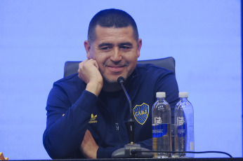 Buenos Aires, Argentina.- En las fotos tomadas el 14 de junio del 2023, Juan Román Riquelme habló en conferencia de prensa y confirmó que su partido homenaje será el domingo 25 de junio, en La Bombonera, ante una multitud de hinchas de Boca que lo despedirán. “Va a jugar en la cancha más linda del mundo, con la hinchada más linda del mundo”, dijo Román.