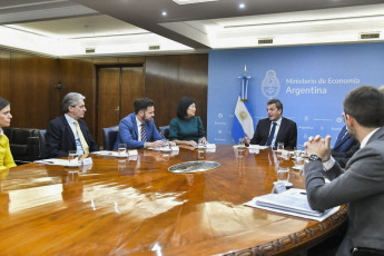 Buenos Aires, Argentina.- In the photos taken on June 21, 2023, Argentine Economy Minister Sergio Massa (center)  met with officials from the Inter-American Development Bank (IDB). The IDB approved a loan for 350 million dollars to support Argentina's climate and decarbonization agenda, reported the Ministry of Economy of the southern country.