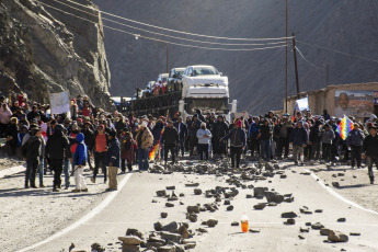 Jujuy, Argentina.- En las fotos tomadas el 18 de junio del 2023, durante las protestas y cortes de ruta en Jujuy, Argentina, contra la reforma de la Constitución. Las protestas en el distrito del norte argentino, fueron encabezadas por comunidades originarias, gremios y partidos políticos que rechazaron tanto el contenido como el tratamiento brindado por los convencionales constituyentes jujeños.