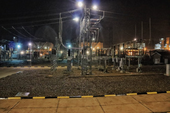 Yacuiba, Bolivia.- En las fotos tomadas el 1 de junio del 2023, el Presidente de Bolivia, Luis Arce, se reunió con su homólogo de Argentina, Alberto Fernández, para realizar la entrega del electroducto Juana Azurduy de Padilla, el primer proyecto eléctrico entre ambos países. La planta contiene dos subestaciones: una en la localidad de Yaguacua, Bolivia, y otra en la ciudad de Tartagal, Argentina y fue impulsada a partir del Memorándum de Entendimiento para el Intercambio de Energía Eléctrica entre Argentina y Bolivia, con una potencia de 132 kilovatios y 110 kilómetros de longitud.