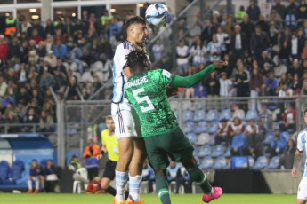 San Juan, Argentina.- En las fotos tomadas el 31 de mayo del 2023, durante el partido entre Argentina y Nigeria en el Estadio San Juan del Bicentenario por los octavos de final del Mundial Sub-20. El seleccionado argentino quedó eliminado del Mundial al perder por 2 a 0 ante Nigeria, con goles en el segundo tiempo de Ibrahim Muhammad a los 15 minutos y Rilwanu Sarki a los 45 para el conjunto africano.