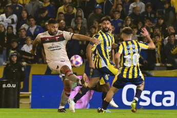 Rosario, Argentina.- En las fotos tomadas el 25 de junio del 2023, durante el partido entre Rosario Central y Colón de Santa Fe en el Estadio Gigante de Arroyito, en el marco de la fecha 21 de la Liga Profesional 2023. Rosario Central y Colón, igualaron 1-1, Eric Meza abrió el marcador para la visita y Alejo Véliz, tras un polémico penal, anotó el empate definitivo.