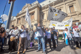 Jujuy, Argentina.- En las fotos tomadas el 26 de junio del 2023, estatales retoman medidas de fuerza y comunidades originarias mantienen los cortes de ruta. En el marco de las denuncias recibidas en las visitas realizadas a Jujuy la semana pasada, la Secretaría de Derechos Humanos de la Nación pidió a la justicia federal que inicie una investigación penal de forma urgente sobre el accionar de las fuerzas de seguridad provinciales en la feroz represión contra manifestantes.