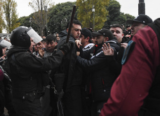 Buenos Aires, Argentina.- In the photos taken on June 6, 2023, it shows Colo Colo fans during the incidents in the vicinity of the Bombonera. Boca Juniors beat Colo Colo 1-0 and secured their qualification to the Copa Libertadores round of 16, however, once the game ended, serious incidents occurred between both fans. In relation to the injured, it was found that six people were treated at the Hospital.