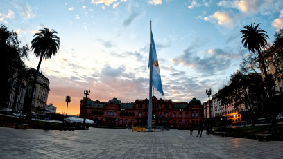 Buenos Aires, Argentina.- En las fotos tomadas el 20 de junio del 2023, en el marco de un nuevo aniversario del Día de la Bandera, se desplegó una bandera oficial de 23,5 metros de ancho por 13,3 metros de alto, equivalente a lo que sería un edificio de ocho pisos, precisó el gobierno porteño a través de un comunicado. El paño fue realizado por las distintas áreas que integran el Taller de Banderas de la Dirección General de Competencias y Talleres bajo la órbita de la Secretaría de Atención Ciudadana y Gestión Comunal de la Ciudad.