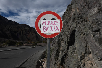 Jujuy, Argentina.- En las fotos tomadas el 22 de junio del 2023, en Purmamarca, comunidades originarias continúan el corte en la ruta 9 como parte de las protestas contra la reforma parcial a la Constitución local, la represión policial y la actitud autoritaria del gobernador Gerardo Morales. Las protestas han dejado un saldo de más de 170 heridos, algunos de gravedad, y alrededor de 70 detenidos. Durante las últimas jornadas las manifestantes comenzaron a exigir la renuncia de Morales.