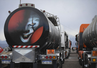 Mendoza, Argentina.- In the photos taken on June 27, 2023, it shows the trucks stranded in Mendoza due to the temporary closure of the Cristo Redentor International Pass. The Mendoza Truck Owners Association (Aprocam) reported that there are at least 2,000 trucks stranded and indicated that "the situation is serious" due to the snow and rain storm last week that destroyed stretches of road on the Chilean side, where landslides were recorded that left large rocks in the middle of the road.