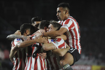 La Plata, Argentina.- In the photos taken on June 28, 2023, during the match between Estudiantes and Oriente Petrolero in the closing of group C of the Copa Sudamericana at the Jorge Luis Hirschi Stadium. Estudiantes thrashed Oriente Petrolero 4-0 but finished second in Group C, which led them to the playoffs that they will have to play with a third party from Libertadores to qualify for the round of 16.