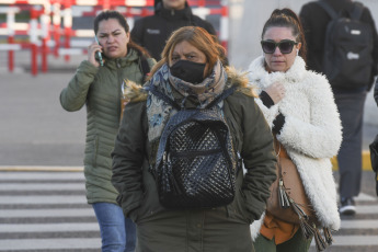 Buenos Aires, Argentina.- In the photos taken on June 13, 2023, it shows the streets of Buenos Aires in the middle of the cold wave that is going through the country. The National Meteorological Service (SMN) issued yellow alerts for extreme cold for the City of Buenos Aires and 16 provinces. After a start to the week marked by the polar wave that affects half the country, more than 30 towns woke up this Tuesday with temperatures below zero.