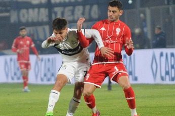 La Plata, Argentina.- En las fotos tomadas el 13 de junio del 2023, durante el partido entre Gimnasia y Huracán por la 20ma. fecha de la Liga Profesional Argentina en el Estadio Juan Carmelo Zerillo. Gimnasia venció por 1-0 a Huracán como local. El gol fue marcado por Cristian Tarragona, a los 89 minutos. En la próxima fecha, Gimnasia se medirá con Central Córdoba, mientras que Huracán tendrá como rival a Newell’s.