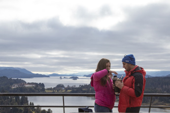 Bariloche, Argentina.- En las fotos tomadas el 18 de junio del 2023, turistas nacionales e internacionales visitan la ciudad rionegrina de San Carlos de Bariloche este fin de semana extra largo. Mendoza y Bariloche se convirtieron en dos de los destinos turísticos más elegidos. Mientras que el Gobierno mendocino reportó un 85