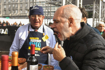 Buenos Aires, Argentina.- En las fotos tomadas el 19 de junio del 2023, representantes de 23 provincias y la Ciudad Autónoma de Buenos Aires compitieron en la quinta edición del Campeonato Federal del Asado para definir al mejor parrillero o parrillera del país, donde la prueba consistió en cocinar bondiola, riñón y un plato característico de la región de cada asador. El vencedor fue Héctor Germán Caballero, un maestro de las parrillas que nació hace 32 años en la localidad de Clorinda, provincia de Formosa.