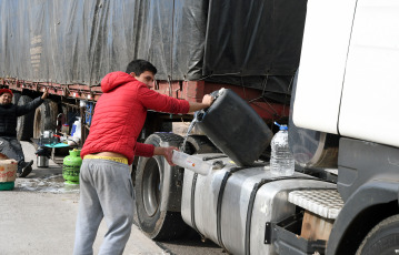 Mendoza, Argentina.- En las fotos tomadas el 28 de junio del 2023, muestra a los transportistas varados en Uspallata tras el cierre del paso internacional Cristo Redentor. Las fuertes lluvias en el lado chileno del Corredor Internacional y la gran cantidad de agua y nieve que ha precipitado ha dejado en muy mal estado las rutas en el país vecino. Debido a esto, y de manera preventiva, el Paso Cristo Redentor permanecerá cerrado al menos una semana más mientras se realizan las tareas de reparación, informó la Coordinación Argentina.