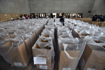 Córdoba, Argentina.- En las fotos tomadas el 20 de junio del 2023, la Justicia Electoral de Córdoba avanza en la preparación logística y diseña el operativo para el armado de urnas para las elecciones de gobernador del próximo domingo, en las que se decidirá el sucesor de Juan Schiaretti y que tiene a Martín Llaryora (Hacemos Unidos por Córdoba) y Luis Juez (Juntos por el Cambio) como favoritos. Además, se elegirán autoridades en 227 comunas y municipios, las cuales decidieron pegar sus elecciones a los comicios provinciales.