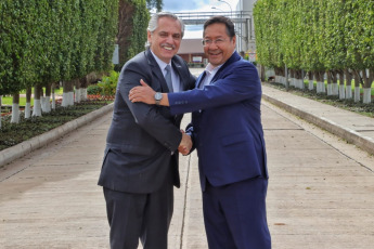 Yacuiba, Bolivia.- En las fotos tomadas el 1 de junio del 2023, el Presidente de Bolivia, Luis Arce (derecha), se reunió con su homólogo de Argentina, Alberto Fernández (izquierda), para realizar la entrega del electroducto Juana Azurduy de Padilla, el primer proyecto eléctrico entre ambos países. La planta contiene dos subestaciones: una en la localidad de Yaguacua, Bolivia, y otra en la ciudad de Tartagal, Argentina y fue impulsada a partir del Memorándum de Entendimiento para el Intercambio de Energía Eléctrica entre Argentina y Bolivia, con una potencia de 132 kilovatios y 110 kilómetros de longitud.