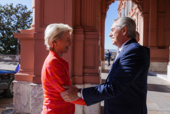 Buenos Aires, Argentina.- In the photos taken on June 13, 2023, President Alberto Fernández (right) held a meeting at Casa Rosada with the head of the European Commission, Ursula von der Leyen (left), during which they discussed Argentina's commercial relationship with the European Union (EU), they reviewed the situation of the Mercosur-EU agreement and highlighted the importance of the Summit of the European bloc with CELAC that will take place in Brussels in July.