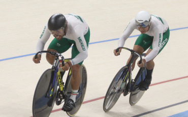 San Juan, Argentina.- En las fotos tomadas el 15 de junio del 2023, deportistas compiten en el Panamericano de Ciclismo en Pista en el nuevo Velódromo Vicente Alejo Chancay, de Pocito, que fue habilitado para el desarrollo de la competencia en la que participan 190 corredores de 19 países. 6.000 aficionados presencian las competencias femeninas y masculinas que se desarrollan sobre su pista de madera.