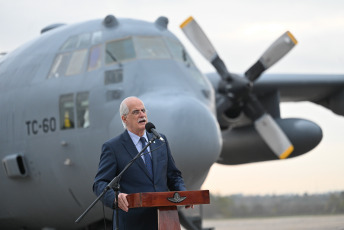 Buenos Aires, Argentina.- En las fotos tomadas el 6 de junio del 2023, el ministro de Defensa, Jorge Taiana (foto), encabezó acto de incorporación de aeronave Hércules para la Fuerza Aérea. La aeronave, Hércules C-130H fue enviada por Estados Unidos, en el marco de un intercambio de cooperación militar que desde Washington definieron como “histórico” entre ambos países.