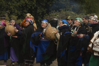 Rio Negro, Argentina.- In the photos taken on June 20, 2023, Mapuche communities celebrated Wiñoy Tripantu (New Year) on the winter solstice. For the indigenous peoples of South America, the winter solstice represents the arrival of a new life cycle of Mother Earth. According to their beliefs, sunlight will last approximately nine hours, so the shortest day of the year and, therefore, the longest night begins a new cycle of nature and the beginning of winter.