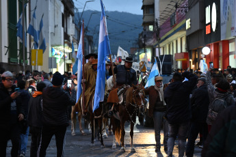 Jujuy, Argentina.- En las fotos tomadas el 21 de junio del 2023, durante la marcha de antorchas en Jujuy por la liberación de los detenidos. Tras los incidentes que se produjeron en las inmediaciones de la Legislatura de Jujuy, manifestantes exigen la liberación de las casi 70 personas que fueron detenidas durante los enfrentamientos con las fuerzas de seguridad.