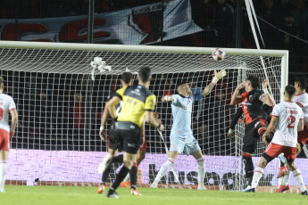 Santa Fe, Argentina.- En las fotos tomadas el 13 de junio del 2023, durante el partido entre Colón y Estudiantes en un partido de la jornada 20 de la Liga Profesional Argentina, en el Estadio Brigadier Gral. Estanislao López. Colón venció por 1-0 a Estudiantes como local, con gol de Facundo Garcés, a los 34 minutos. En la próxima fecha, Estudiantes se medirá con San Lorenzo, mientras que Colón tendrá como rival a Rosario Central.