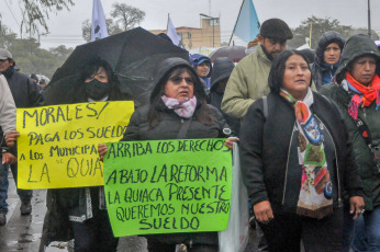 Jujuy, Argentina.- En las fotos tomadas el 13 de julio del 2023, sindicatos docentes y otros sectores estatales de Jujuy, agrupados en la Intergremial y la Multisectorial, se movilizaron en rechazo a la reforma constitucional en el marco de un paro por 24 horas y para exigir la libertad de las personas detenidas por la policía durante las protestas. La tensión reavivó en Jujuy con al menos 13 personas detenidas, vinculadas por la Justicia local con incidentes en un Concejo Deliberante y con el intento de incendio y toma de la Legislatura provincial sucedido el 20 de junio.