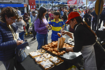 Santa Fe, Argentina.- En las fotos tomadas el 9 de julio del 2023, argentinos participan de las actividades para conmemorar el 207° aniversario de su independencia. Este domingo, se conmemoró la firma del Acta de la Declaración de Independencia en 1816. Cabe señalar que cada año, el 9 de julio se celebra como un feriado nacional en Argentina.