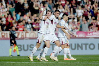 Buenos Aires, Argentina.- In the photos taken on July 30, 2023, during the match between Lanús and Barracas Central on date 27 of the LPF 2023 at the Ciudad de Lanús Néstor Díaz Pérez Stadium. Lanús beat Barracas Central 2-0 and managed to get into the qualifying zone for the Copa Libertadores de América. El Garnet prevailed with goals from Pedro De la Vega and Franco Troyanski.