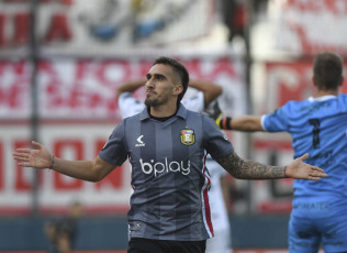 Buenos Aires, Argentina.- En las fotos tomadas el 25 de julio del 2023, durante el partido entre Estudiantes y All Boys por los 16avos de final de la Copa Argentina en el Estadio Centenario Ciudad de Quilmes. Estudiantes le ganó 1-0 a All Boy y avanzó a octavos, esperando a su próximo rival, el ganador del cruce entre Independiente y Central Córdoba de Santiago del Estero.