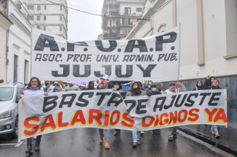 Jujuy, Argentina.- En las fotos tomadas el 13 de julio del 2023, sindicatos docentes y otros sectores estatales de Jujuy, agrupados en la Intergremial y la Multisectorial, se movilizaron en rechazo a la reforma constitucional en el marco de un paro por 24 horas y para exigir la libertad de las personas detenidas por la policía durante las protestas. La tensión reavivó en Jujuy con al menos 13 personas detenidas, vinculadas por la Justicia local con incidentes en un Concejo Deliberante y con el intento de incendio y toma de la Legislatura provincial sucedido el 20 de junio.