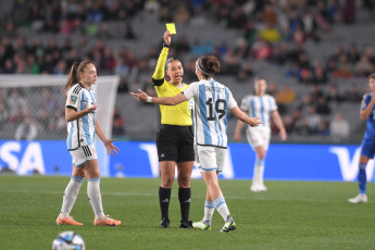 Auckland, Nueva Zelanda.- En las fotos tomadas el 24 de julio del 2023, durante el partido entre Italia y Argentina en el Mundial Femenino de la FIFA, válido por el Grupo G en el estadio Eden Park de Auckland, Nueva Zelanda. Italia derrotó este lunes a Argentina 1-0 con un gol en el final del partido intensamente disputado.