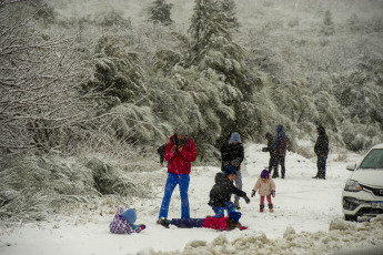 Bariloche, Argentina.- En las fotos tomadas el 4 de julio del 2023, muestra las calles de Bariloche en medio de la temporada de nieve. El Servicio Meteorológico Nacional (SMN) emitió un nuevo alerta por lluvia y nieve en la provincia de Neuquén y Río Negro. La nieve acumulada podría alcanzar entre 40 y 70 cm, con los mayores acumulados en las zonas más elevadas de la cordillera.