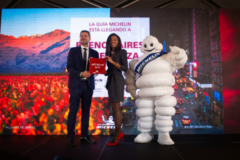 Buenos Aires, Argentina.- En las fotos tomadas el 25 de julio del 2023, el ministro de Turismo y Deporte de la Nación, Matías Lammens (izquierda), y Eliana Banchik (derecha), CEO de Michelin Argentina, firmaron un contrato por tres años para la llegada de la guía al país. La Guía Michelin, una de las más prestigiosa del mundo en gastronomía, anunció que en su primera incursión en el país sus inspectores examinarán y recomendarán los restaurantes de calidad de la Ciudad de Buenos Aires y Mendoza, donde los elegidos se conocerán el 24 de noviembre, lo que convirtió a la Argentina en el primer país de habla hispana de Latinoamerica en ser incluido en la afamada nómina.