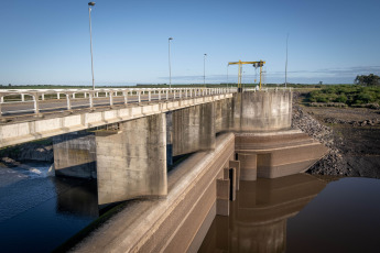 Montevideo, Uruguay.- En las fotos tomadas el 10 de julio del 2023, muestra en los niveles más bajos el embalse Paso Severino que abastece Montevideo y zonas aledañas. El Gobierno de Uruguay informó que sus reservas de agua potable están al 1,8 % y que podrían acabarse dentro de 10 días, lo que los obliga a recurrir al Río de la Plata para abastecerse, a pesar de los elevados porcentajes de sal que contiene.