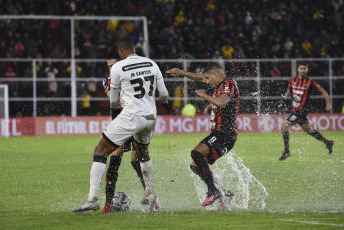 Paraná, Argentina.- In the photos taken on July 12, 2023, during the match between Botafogo and Patronato in a duel corresponding to the first leg of the 2023 Copa Sudamerican playoffs at the Presbítero Bartolomé Grella stadium. Despite Patronato's final attempts, including a goal disallowed for offside in the 79th minute, they failed to score and the match concluded in a 2–0 win for Botafogo