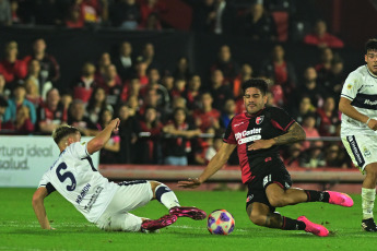 Rosario, Argentina.- En las fotos tomadas el 3 de julio del 2023, durante el partido entre Newell’s y Gimnasia en el Estadio Marcelo Bielsa, en el cierre de la fecha 22 de la Liga Profesional Argentina. Newell’s empató 2-2 con Gimnasia. Gimnasia anotó por medio de Benjamín Domínguez y Cristian Tarragona. Mientras que Newell's anotó gol de Guillermo Ortíz y empató con Lisandro Montenegro.