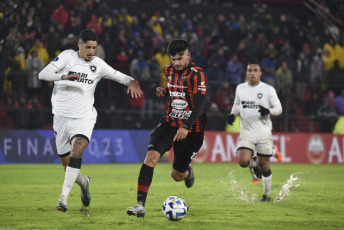 Paraná, Argentina.- In the photos taken on July 12, 2023, during the match between Botafogo and Patronato in a duel corresponding to the first leg of the 2023 Copa Sudamerican playoffs at the Presbítero Bartolomé Grella stadium. Despite Patronato's final attempts, including a goal disallowed for offside in the 79th minute, they failed to score and the match concluded in a 2–0 win for Botafogo